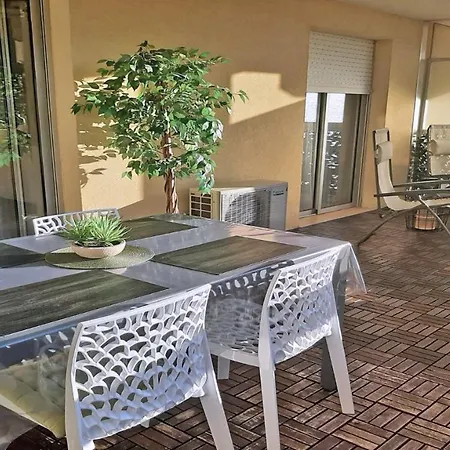 Apartment Moderne Et Climatise Avec Grande Terrasse Proche Centre-ville - Le Patio Fleuri *